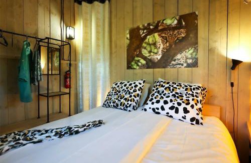 Grou Other | Glamping Safarilodge 'Grutte Fiif' met airco, extra keuken op veranda en privé achtertuin