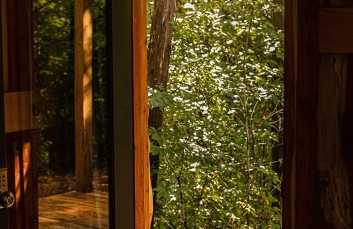 Mohawk Cabin | GlampVentures "Cedar Suncatcher" @river/lake near Smoky Mtns