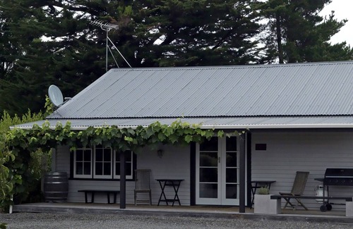 Featherston House | Glass of Red Hideaways-The Studio