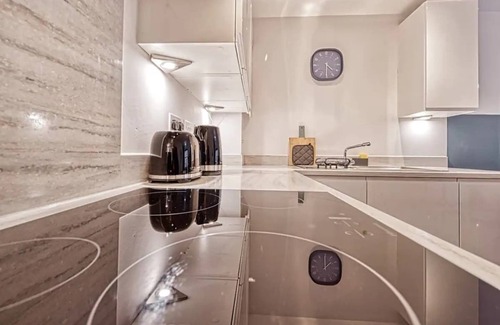 Birmingham City Centre Apartment | Glasswing Stays | Silversmith's Retreat