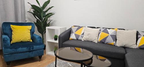 Oldham House | Glebe House - 2 Bedroom Luxury House with 4 Beds, Free Private Parking with Access to City Centre, and Near the Motorway