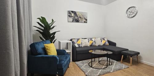 Oldham House | Glebe House - 2 Bedroom Luxury House with 4 Beds, Free Private Parking with Access to City Centre, and Near the Motorway