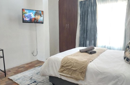 Waterkloof Glen House | Glen GuestHouse