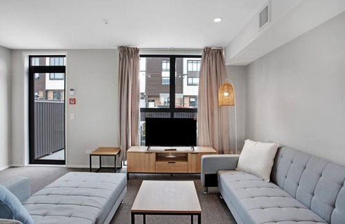 Grafton House | Glen's Townhouse with Parking and Wi-Fi