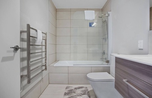 Grafton House | Glen's Townhouse with Parking and Wi-Fi