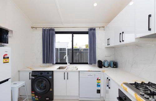 Glenelg North House | Glenelg Modern Studio, QBed,Wifi