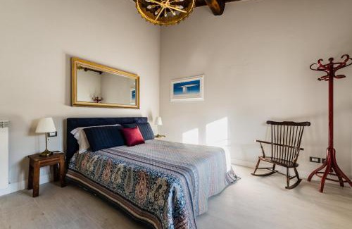 Lucca Historical Center Apartment | Gli specchi - Steps to the walls - 2 SmartTV