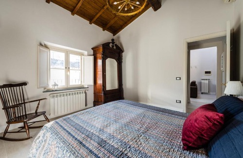Lucca Historical Center Apartment | Gli specchi - Steps to the walls - 2 SmartTV
