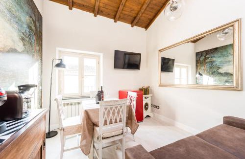 Lucca Historical Center Apartment | Gli specchi - Steps to the walls - 2 SmartTV