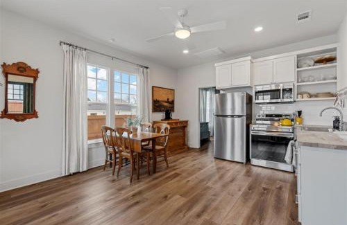 Brazos House | Gloria Cottage - 2 blocks to Magnolia and 3 mins to Baylor