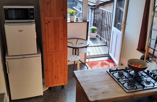 Padfield Apartment | Glossop Getaway - 260m from Glossop train station. Ideal town centre location.
