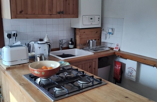Padfield Apartment | Glossop Getaway - 260m from Glossop train station. Ideal town centre location.