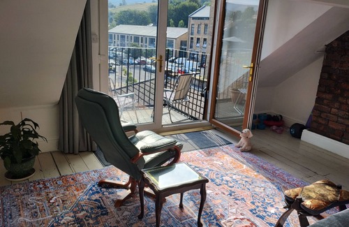 Padfield Apartment | Glossop Getaway - 260m from Glossop train station. Ideal town centre location.
