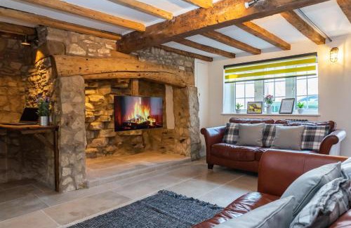 Brockworth House | Gloucester-Modernised 4 Bedroom Cottage-Sleeps 8-Free Parking-Fast Wi-Fi