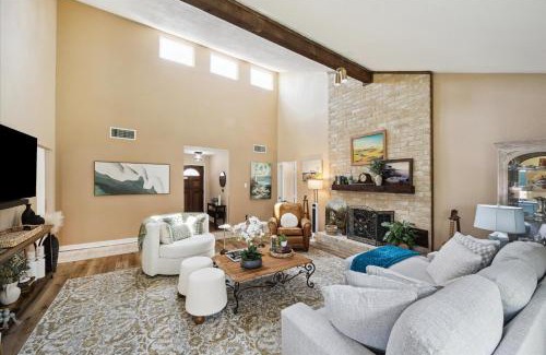 Clear Lake Villa | Gmas House 3 BR 2 BA House with fully Fenced Backyard