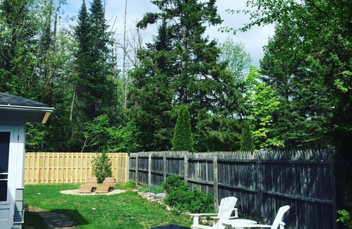 Lake Placid Cottage | ★ GO-Cottage ★ Comfort, Charm, Cozy Vibe ★ King Bed ★ Fenced Yard ★ Walk to town