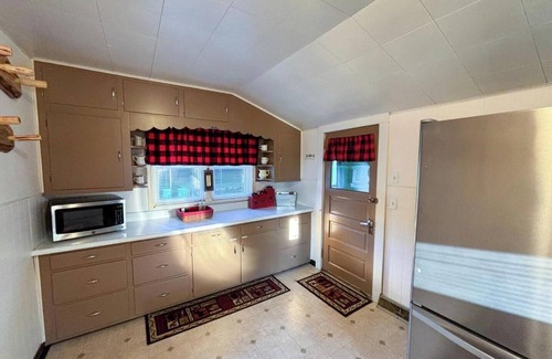 Bessemer House | Gold Street Inn- Pet-Friendly 3BR + Hot Tub Option