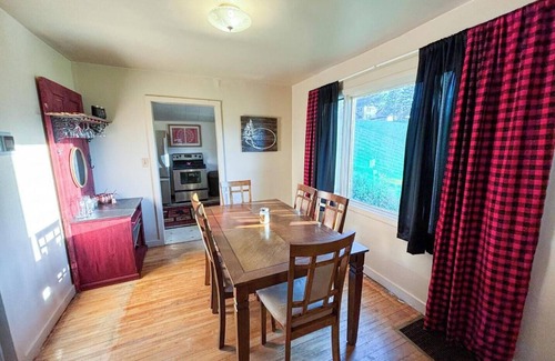 Bessemer House | Gold Street Inn- Pet-Friendly 3BR + Hot Tub Option