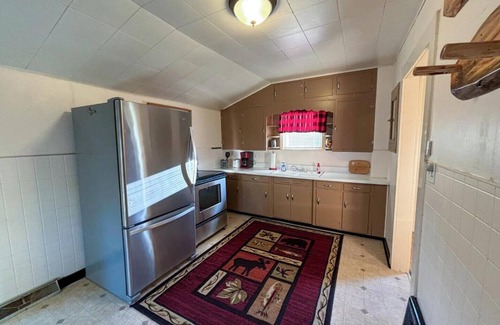 Bessemer House | Gold Street Inn- Pet-Friendly 3BR + Hot Tub Option