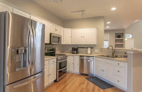 Seven Hills House | Golden Hour House - 2 primary bedrooms & garage