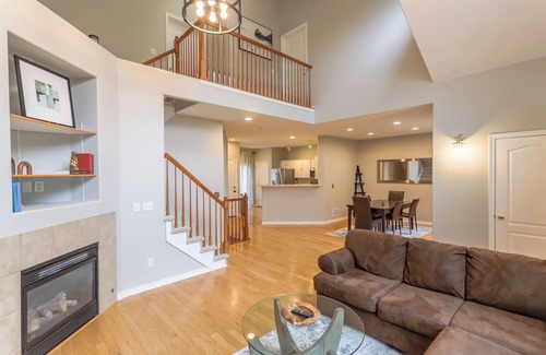 Seven Hills House | Golden Hour House - 2 primary bedrooms & garage