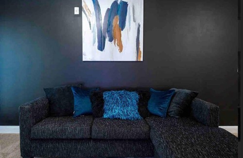 Greensboro Apartment | Golden Magic, 7min, Self Check-In, Smart TV
