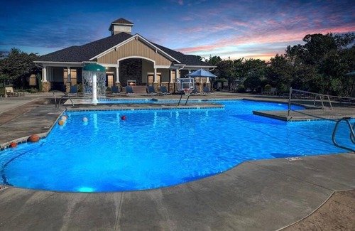 Greensboro Apartment | Golden Magic, 7min, Self Check-In, Smart TV