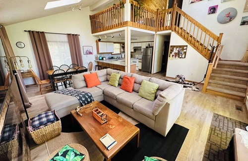 Bushkill House | Golden Retreat in Pocono's Amenity filled SawCreek Estates ✨