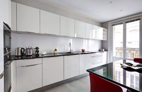 8th Arrondissement Apartment | Golden Triangle 3BR – Steps from Montaigne