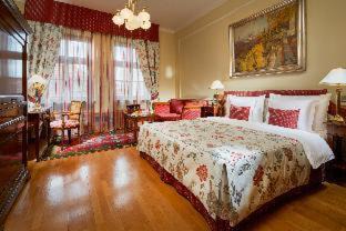 Hradcany Hotel | Golden Well