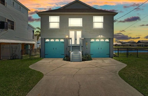 Spring Hill House | GOLF CART INCLUDED - KAYAKS & GAME ROOM. BRING YOUR BOAT OR JETSKIS