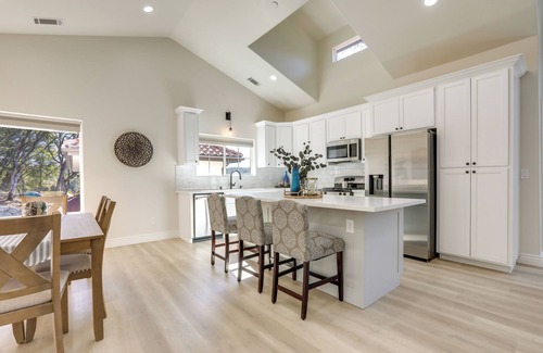 Auburn Apartment | Golf Course Across Street: Modern Auburn Apartment