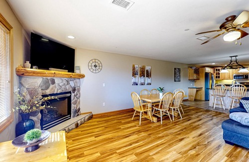 Dellwood Condo | Golf course-front condo with pool, hot tub, dock, tennis, golf, & private beach