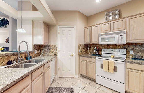 Alta Mesa Apartment | Golf course-view getaway with WFH desk, pool, hot tub, gym access