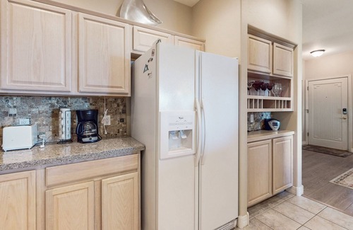 Alta Mesa Apartment | Golf course-view getaway with WFH desk, pool, hot tub, gym access