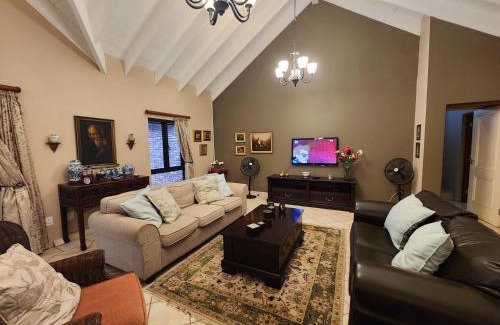 White River Villa | Golf Estate Home - Villa Alegre