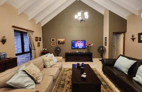 White River Villa | Golf Estate Home - Villa Alegre