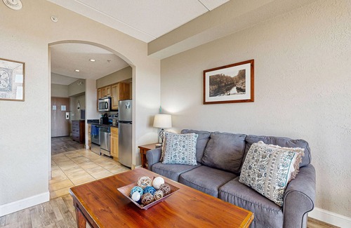 Wisconsin Dells Condo | Golf-front modern condo with fireplace, balcony, & golf course views