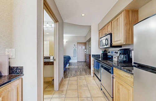 Wisconsin Dells Condo | Golf-front modern condo with fireplace, balcony, & golf course views