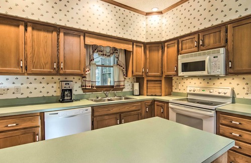 Bethany Beach Cottage | Golf Getaway w/Pool Access 2 Mi to Bethany Beach!