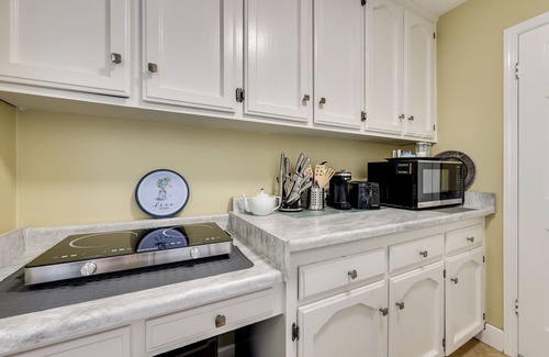 Raisin Apartment | Golf, Hike, Explore: Apt 9 Mi to Dtwn Fresno!