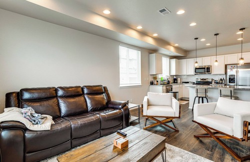 Dupont House | Golf, Hike & Explore: Family Retreat in Denver