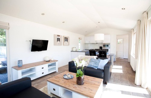 Velsen-Zuid Ski Chalet | Golf Park Chalet with Garden View