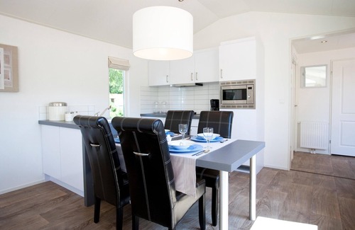 Velsen-Zuid Ski Chalet | Golf Park Chalet with Garden View