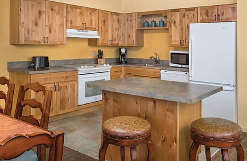 Klamath Falls Condo | Golf Resort Condo ~ Running Y ~2 Bed/2 Bath ~ Sleeps 6 ~Pool~Hot Tub