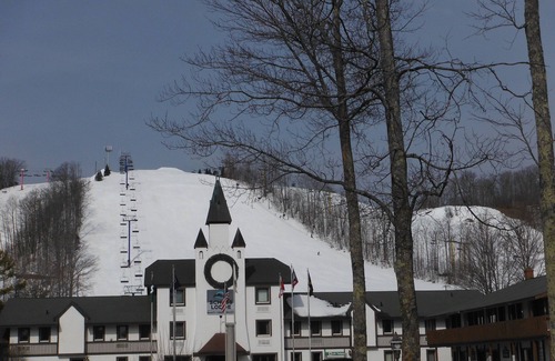 Mancelona House | Golf, SkI, Pool Pass included.