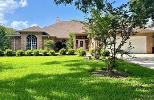 April Sound House | Golfers' Paradise 3BR Single House with Private Pool & Golf Course View- Man Gated, Marina in Lake Conroe, Tennis courts & Gym Access