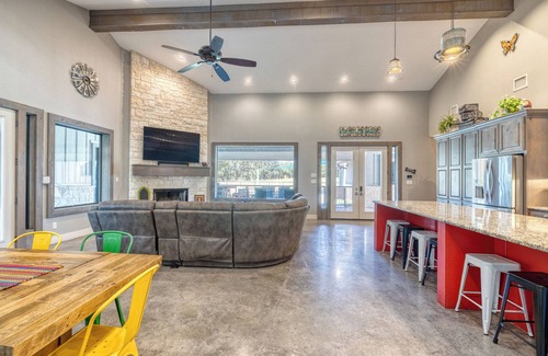 Sabinal House | Golfers paradise minutes away from the Frio River!