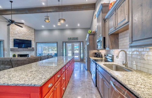 Sabinal House | Golfers paradise minutes away from the Frio River!