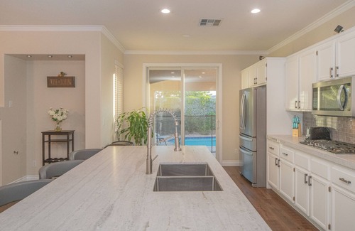 Henderson House | Good Vibes off the strip, 5BR with 2 King Beds + Pool